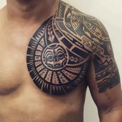 Tatouage maori, polynésien sur la poitrine et sur l'épaule